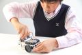 ロボットを組み立てる子ども