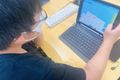 主人公をゴールさせるために、ロボットに指示を出しています。新たに道を作ったり、橋をかけたり、階段を作ったりと、その指示はお子様の想像により多岐にわたります。