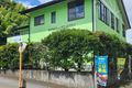 烏帽子山のすぐそばにあり、緑に囲まれた環境のテニスクラブの２階に教室があります。