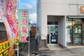左の入り口から2階へ上がってください。2階と3階が教室になります。