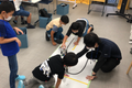 神宮前校レッスン風景です。小学生1年生-高校生まで活躍しています。体系的にカリキュラムが組まれていますので中学生、レッスンの進度が進むと高校生も参加の可能性があります。