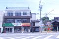 アフリカ雑貨屋の一角で、駐車場も3台分あります。