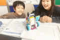 シルバーコース（小学4年生）の授業の様子。パソコンやタブレットを使ってプログラミングを行います。