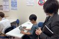 分からない事があればすぐに先生に聞けます。