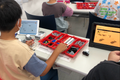 レゴロボットを組み立てている様子です。ロボットを自分で作り、作ったロボをプログラムして実際に動かします。この楽しみはロボットプログラミングならではの楽しみです。