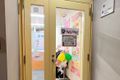 エレベーターか階段で2階にお上がりいただくと、黄色いガラス扉がございます。こちらが当校の入口です。