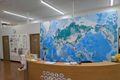 受付にてお出迎えいたします。 受付向かって右側がスクールIE、左側にチャイルド・アイズ、WinBeの教室があります。