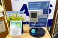 左は入退室をメールでお知らせするカードリーダーです。検温設備もございます。 [2022/12撮影]
