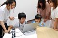 作った作品を共有する様子