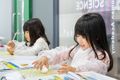 多彩な画材で自由に表現する授業風景