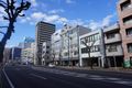 手前の道路が石田街道で、左奥にまっすぐ進むと静岡駅に着きます。壁面に「WinBe」「HALLO」の看板がついた建物の3階です。