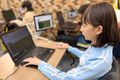 集中力は正しい姿勢から。画面を見つめる真剣な眼差しを応援。