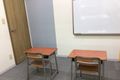 小学校の机で姿勢正しくレッスンに取り組んでいます。