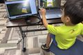 授業の様子　動画教材を見ながら進めよう！