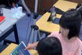 レッスン中、難しいところを教え合って仲良く勉強しています。
