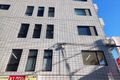 床屋さんの隣の階段からを上り2階です。無料体験できます！