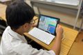 タブレットを使用。ゲーム感覚で本格的なプログラミングの基礎知識を学べるので、初心者でもタッチパネルで簡単に学ぶことができます