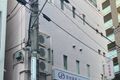 教室外観　うすピンク色の建物が宮地楽器の看板が目印です。