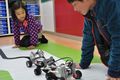 調布校は、お兄さんたちの作ったロボットを見て「すごい！」と感動したり、お兄さんたちも年下の自由な考え方に触れて自分のロボットに活かしたり、まわりの友達といっしょに成長できるのが調布校の魅力です！