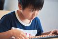集中する男の子