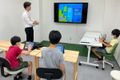 レッスンのイメージです。小集団形式でレッスンを行います！みんなに発表を行ったりします！