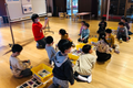 幼稚園へ訪問し、出張レッスンをしている様子です。幼稚園や中学校へ出張レッスンによく伺います。