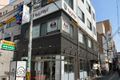 教室は、この建物の3階にあります。2階には美容室があります。