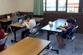 3人レッスン風景。広々とした教室で真剣に学習しています。