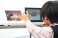 作品を写真に撮る子ども