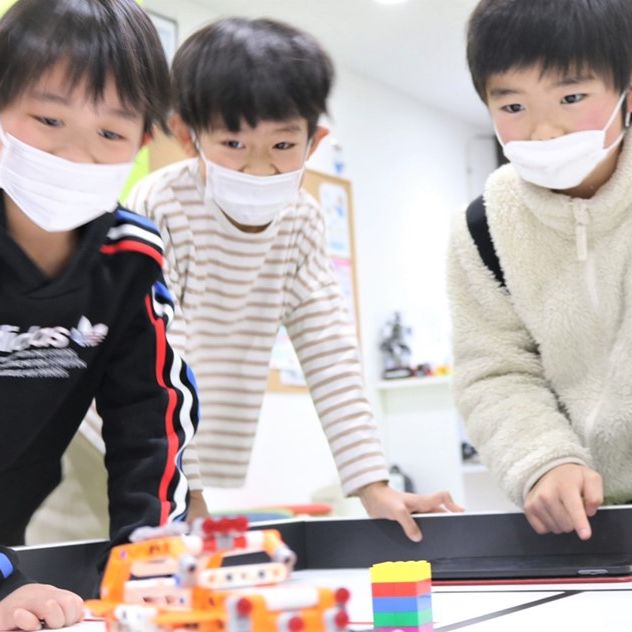 子どもが教室で遊んでる