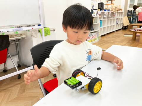 お子さまのレベルに合わせて、操作方法や指導方法を変えていきます。