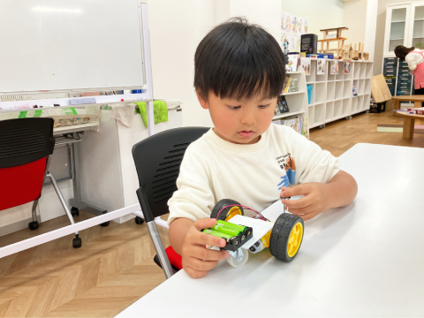 お子さまが、自ら“やってみたい”と思えることが大切。そこで子どもに人気の車型ロボットをご用意。