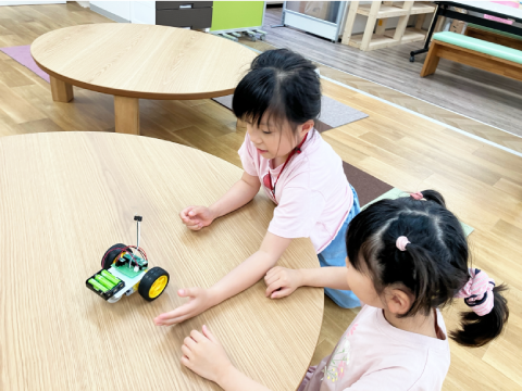 車型ロボットを動かす中で、自然とプログラミングの基礎に触れていくことになります。