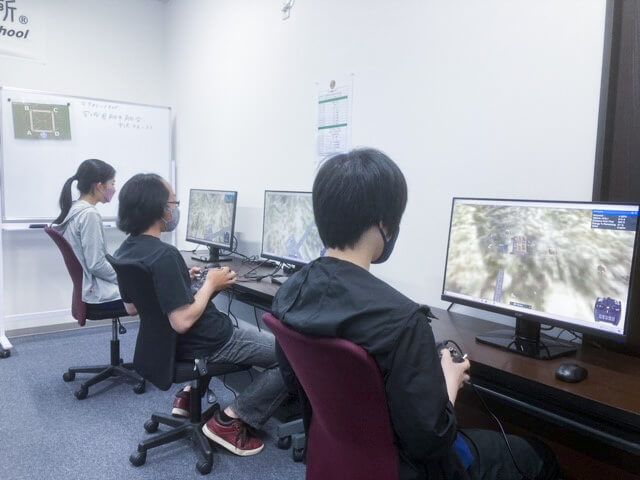 ドローンを飛ばす上で必要な航空法や電波法など関係法令、ドローンの機体や作りに関する知識、気象や力学などの知識を得ます。