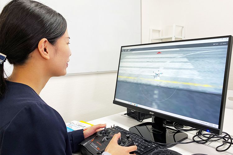 シミュレーター講習では、災害現場・点検といった業務使用を想定した操縦訓練がいつでもでき、機体の墜落を気にすることがないので、思う存分操縦訓練が出来ます。