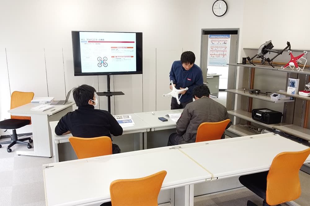 ドローン操作技術とインフラメンテナンスに必要な専門知識の両方を学ぶ事ができます