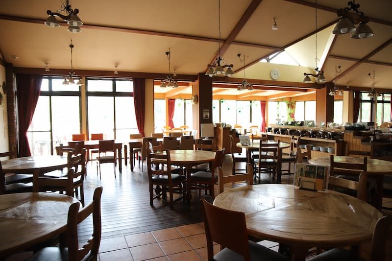 施設内にパン屋さん、カフェ、飲食店があります