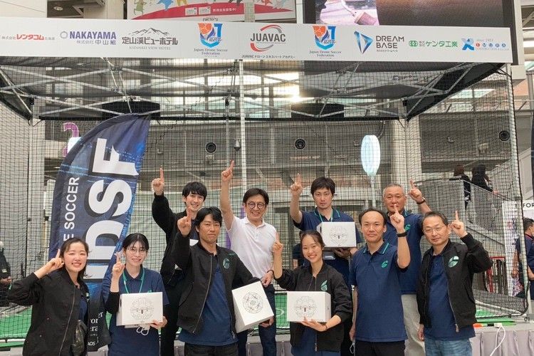 スカイテックドローンスクール　スタッフ集合写真