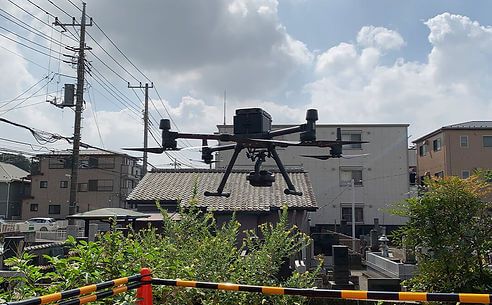 街中で浮遊するドローン