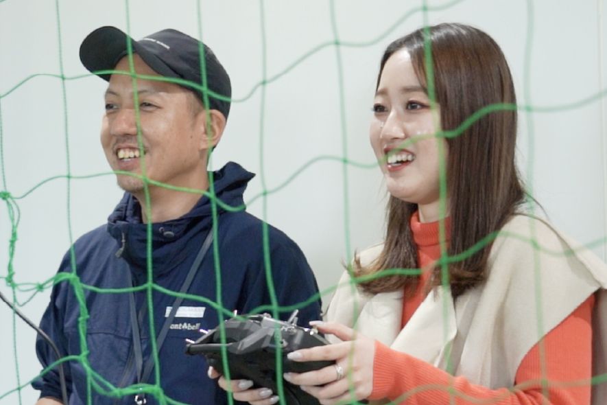 習得スピードと質で、結果を出す 個別実機講習。屋内飛行場だから天気を気にせず利用可能。 ライセンス取得講習は実機による飛行10時間以上を保証。 シミュレーターはいつでも無料開放！