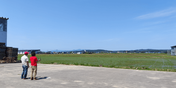 青空でドローンを飛ばす