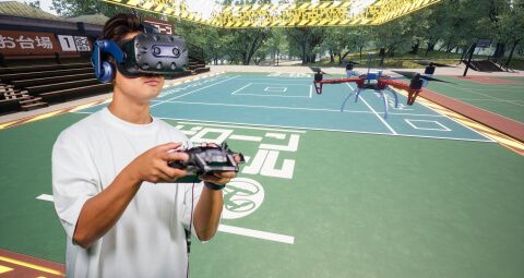 VRでドローン操作する男性