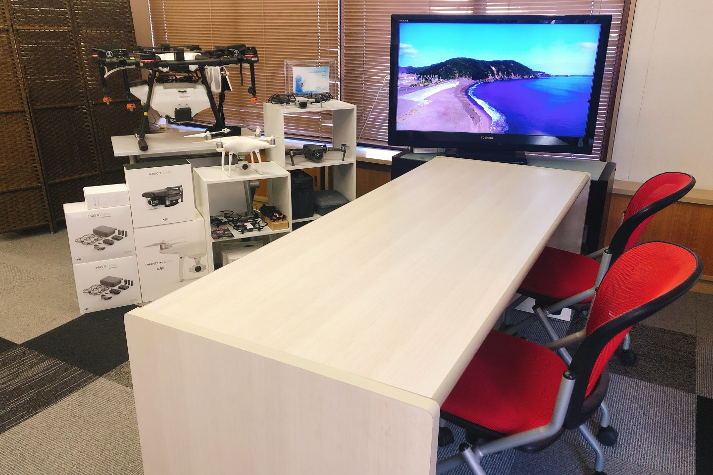 天候に左右されない屋内専用コートを完備。 年中無休（年末年始は除く）で、お客様のご希望に合わせた日程受講が可能です。