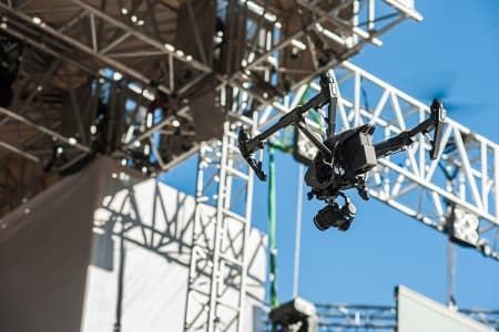 ドローンを商業利用する際に求められる複雑な操作を分かりやすく習得して頂き、実務でのスムーズな運用を行えるよう「できるまで」サポートします。
