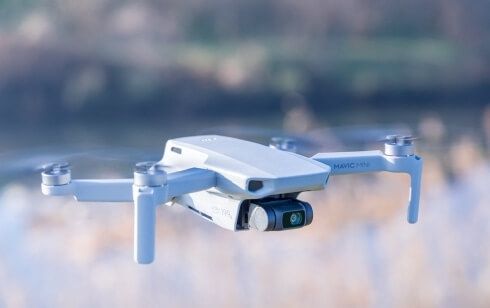 空を飛ぶドローン
