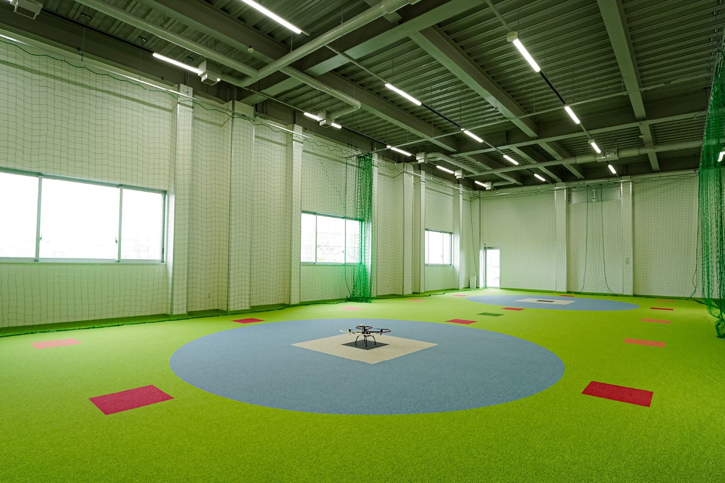 屋内飛行場です。GPS電波等の影響を受けずに快適にドローンが飛行できるように南側の窓を無くしたドローン専用設計の屋内飛行場です。