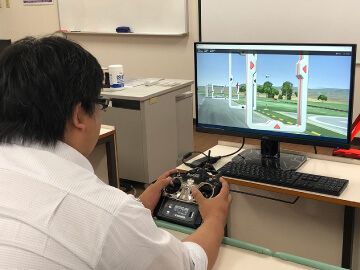 実機で起こりうる危険を安全に体験でき、 バッテリー交換の心配もなく、 長時間のフライト講習が可能です。  もちろん当校のシュミレーター講習は、 国土交通省への申請する訓練時間に含まれます。 実機操作だけよりも、ハイレベルな技能を習得できます。