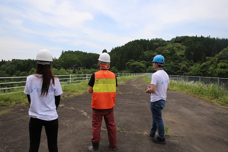 イノシシ罠の定期点検もドローンの自動操縦を活用。猟友会の方の業務負担を軽減しています。