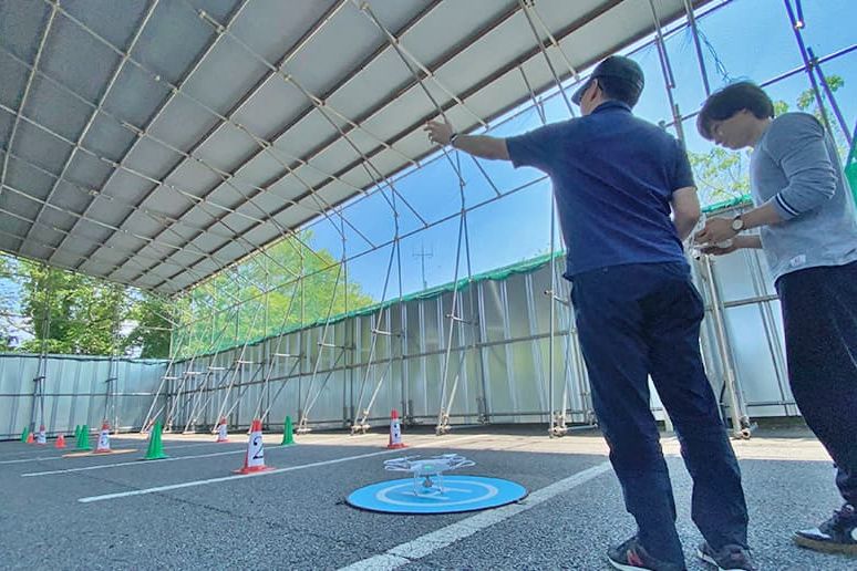 ドローンの操縦技術を社会貢献へ活かすために。」実践的なカリキュラムを準備しました。いま必要とされる人材に、活躍できる人材になるためのサポーター、それがJUAVACドローンエキスパートアカデミーです。