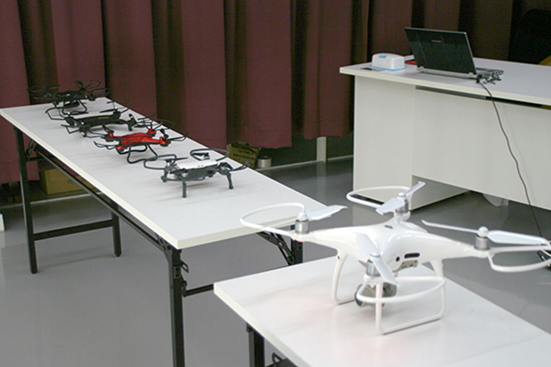 さまざまな実機で訓練することが可能です。小型のものから大型のドローンまで違いを確認しながら練習できます。